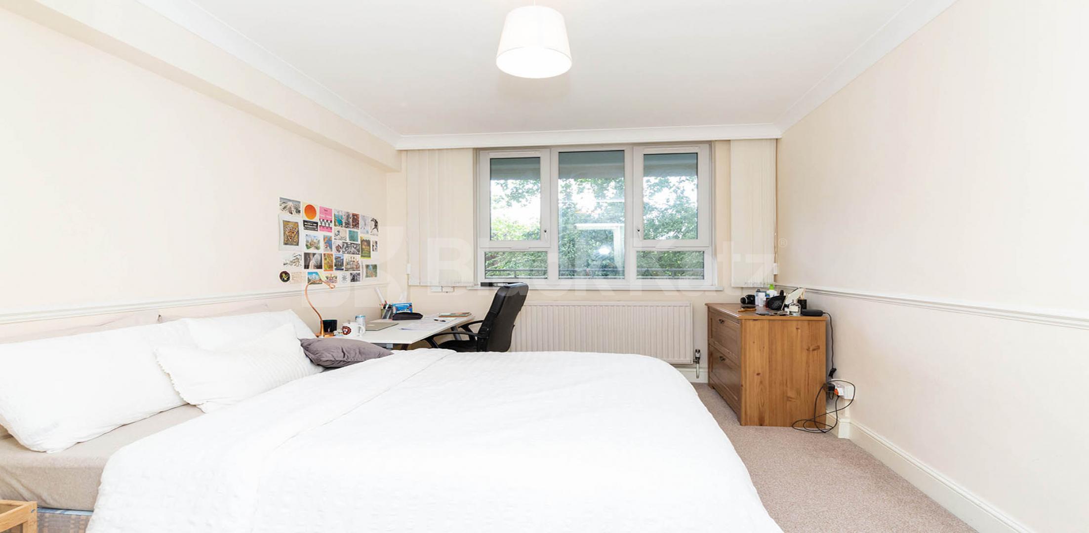 			PERFECT FOR 3 SHARERS!, 3 Bedroom, 1 bath, 1 reception Flat			 King Square, CLERKENWELL